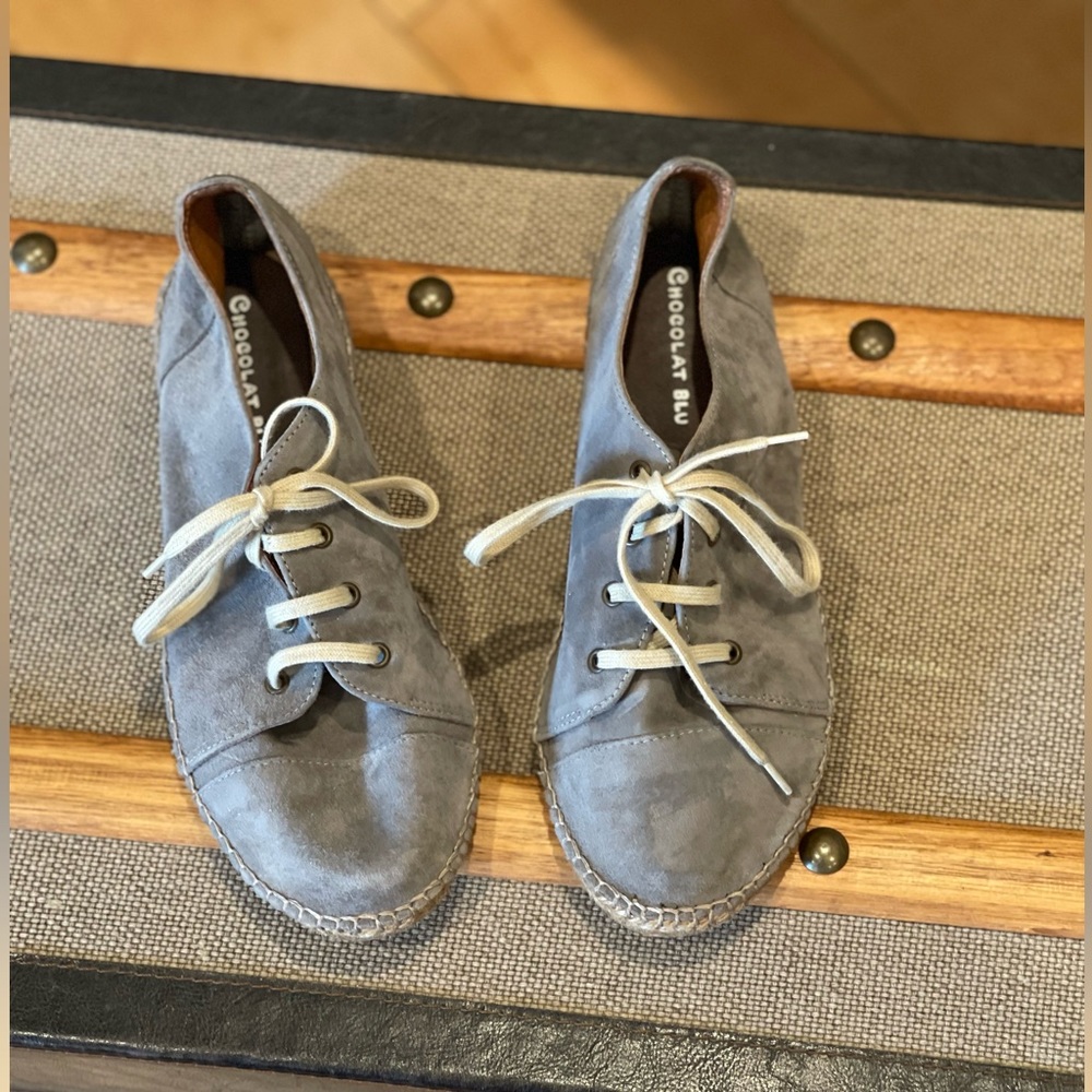 Women’s “Chocolate Blu” Pre-owned Sneakers in good condition Size: 6.5 Grey